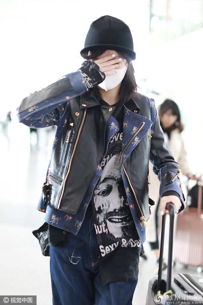 这是在害羞？春夏帅气现身机场 捂脸害羞绿色指甲暴露少女心