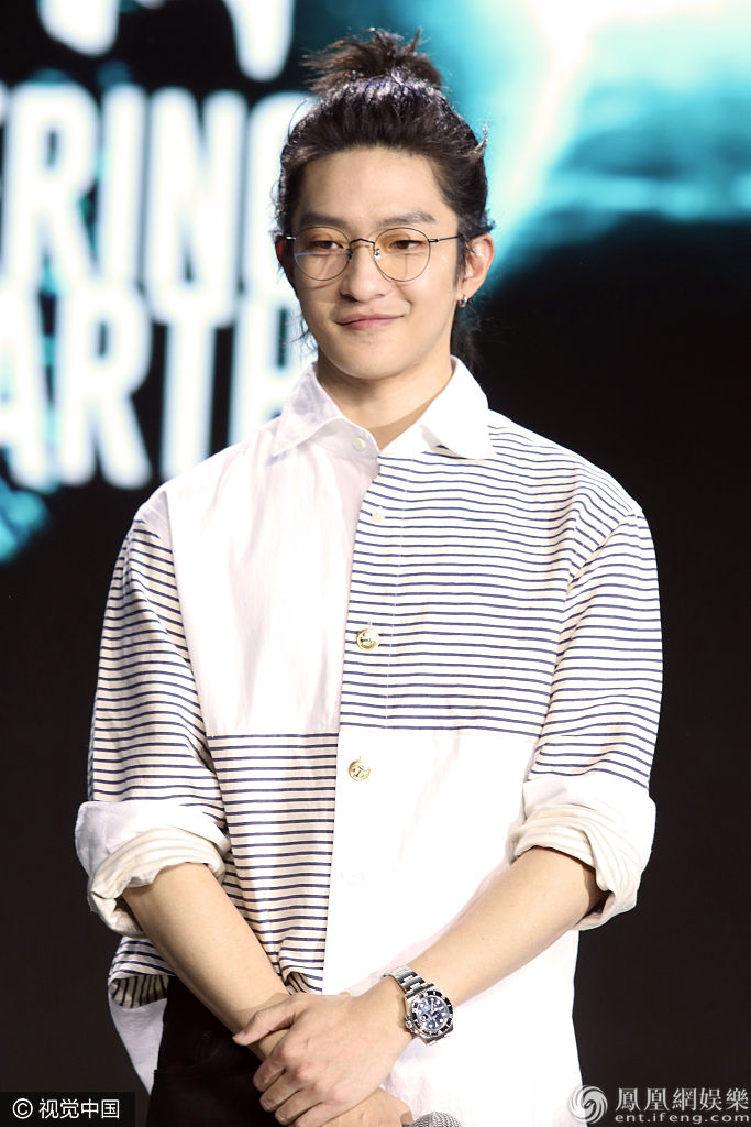 屈楚萧扎丸子头清爽亮相可盐可甜 戴眼镜穿条纹衫少年感满满