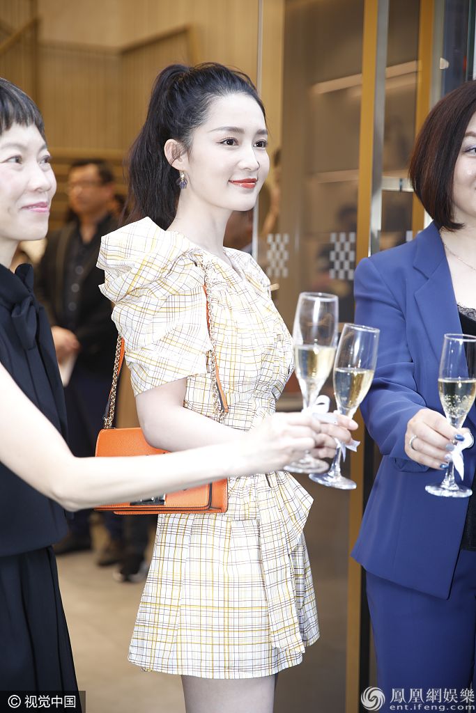 仙女本仙！李沁嫩黄连衣裙仙气十足 皮肤白皙高马尾青春靓丽