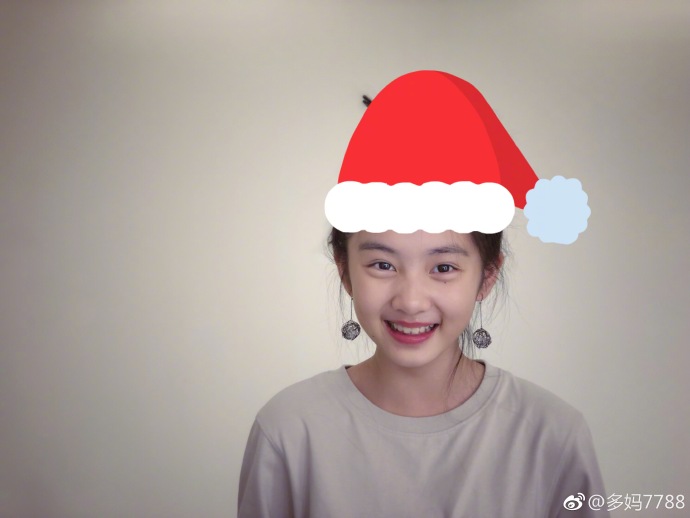 黄磊女儿多多拼乐高，网友：人美手巧可惜就是近视眼！