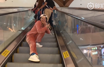 50岁许晴素颜睡衣出街，边走边拍背影迷人