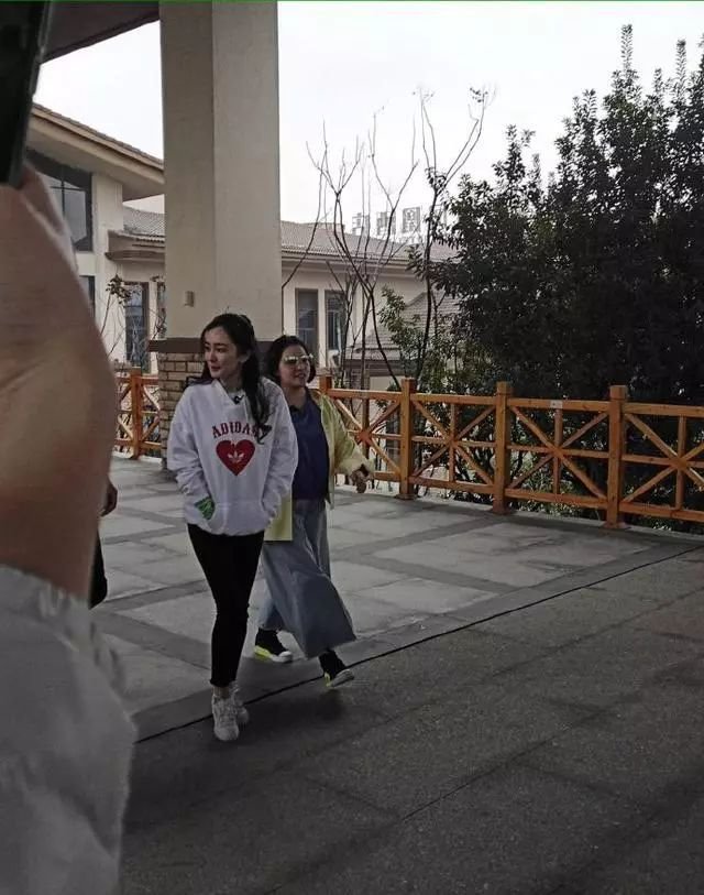 杨幂“醉酒”被拍？这腿真的变形到撑不住身体了！