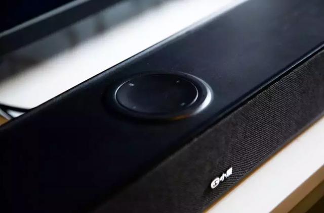 下班回家，总看见老婆对着电视机说话……