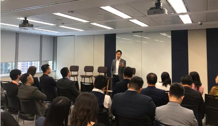 南华早报 CEO刘可瑞与接力中国的青年企业家们分享了南华早报的历史发展,同时深度分析了信息数字时代新媒体的发展趋势