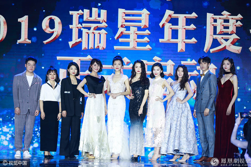 “宁贵人”热依扎优雅现身盛典 妆容精致性感露肩“锁骨杀”