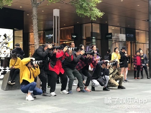 他们竟然在粉丝眼皮子底下谈了场恋爱？