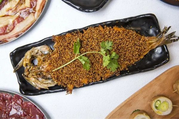 沈阳这家泥炉烤肉店，实在很“狂野”！