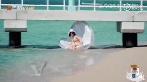 谢娜被海水冲走呼救无人应，同行妻子团表情亮了！