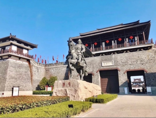 项王故里景区门前广场,项羽青铜雕塑,高9.9米,是目前国内最高的项羽雕塑。景区游客中心有一条特别的告示:“项”氏和“虞”氏游客免票。