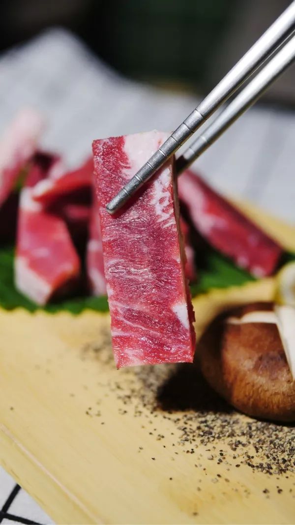 沈阳这家泥炉烤肉店，实在很“狂野”！