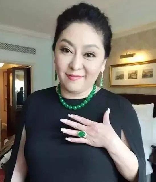 被向太拖进豪门的郭碧婷因800万钻戒被酸了？向佐这个回复甜炸惹！