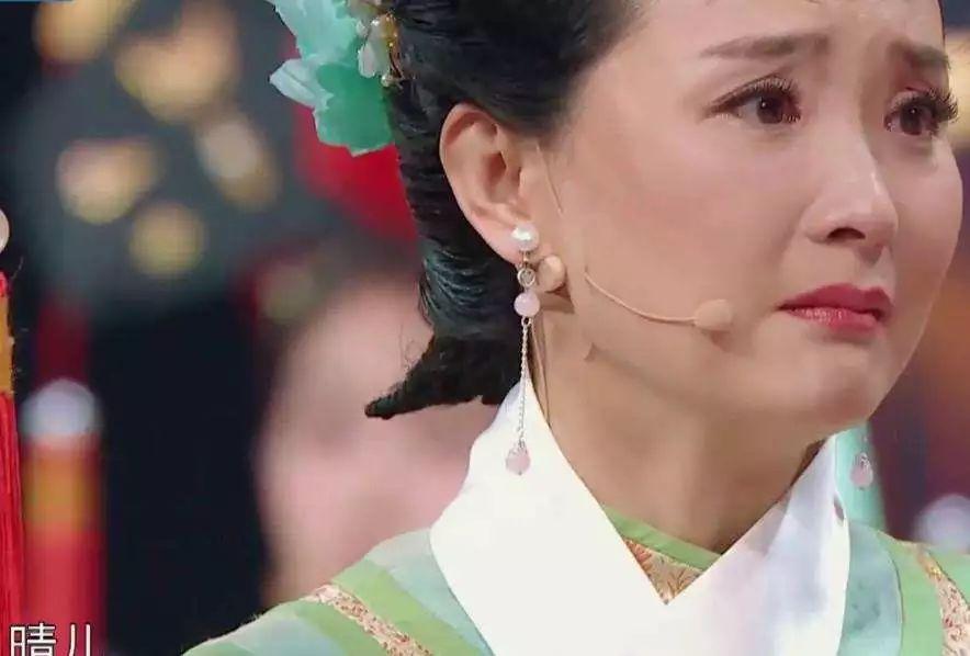 戚薇直播颜值逆转，不仅白得发光，这里也很会藏