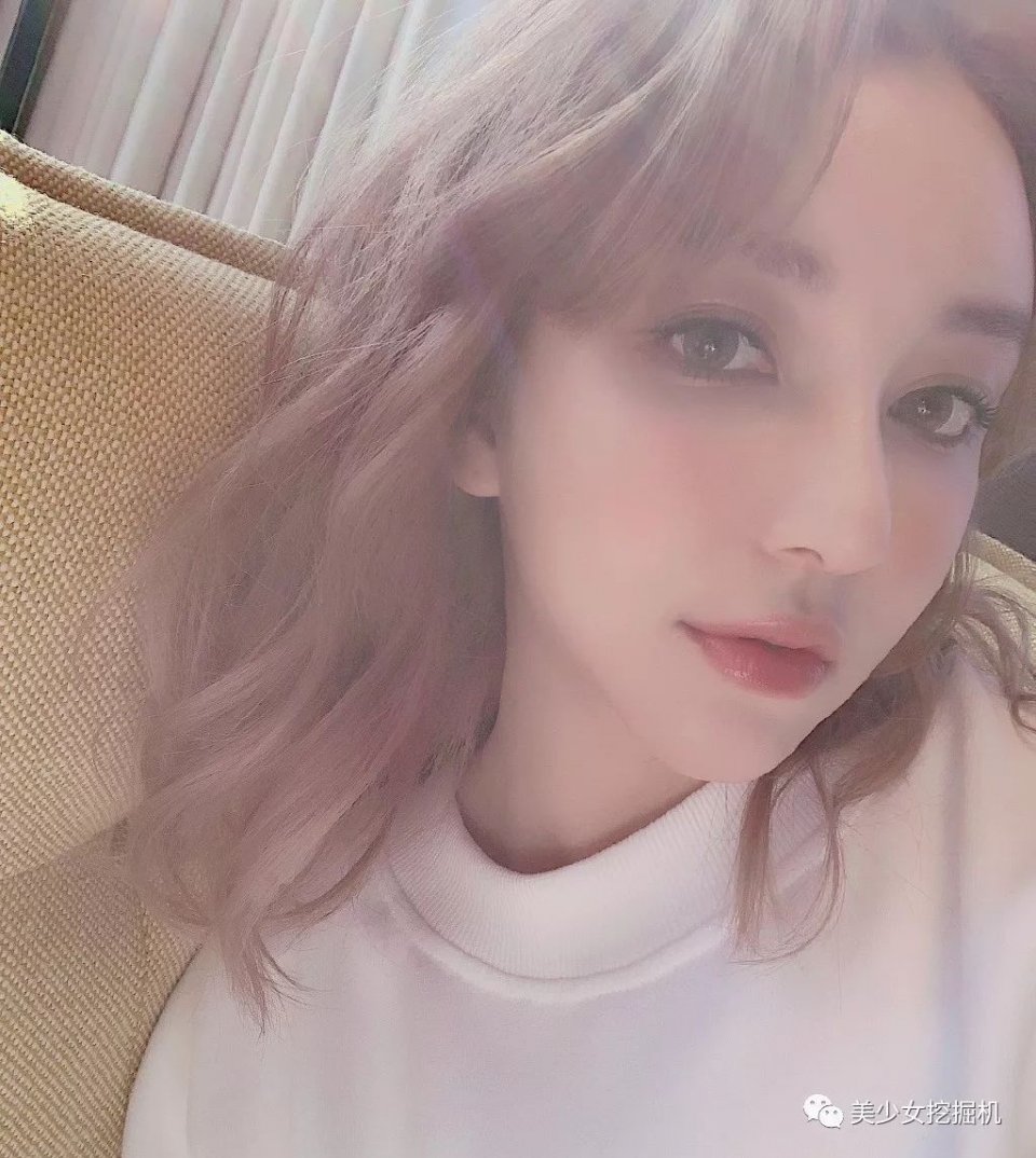 彭王者苹果肌都要溢出屏幕了，颜值仍然在时装周吊打女爱豆？