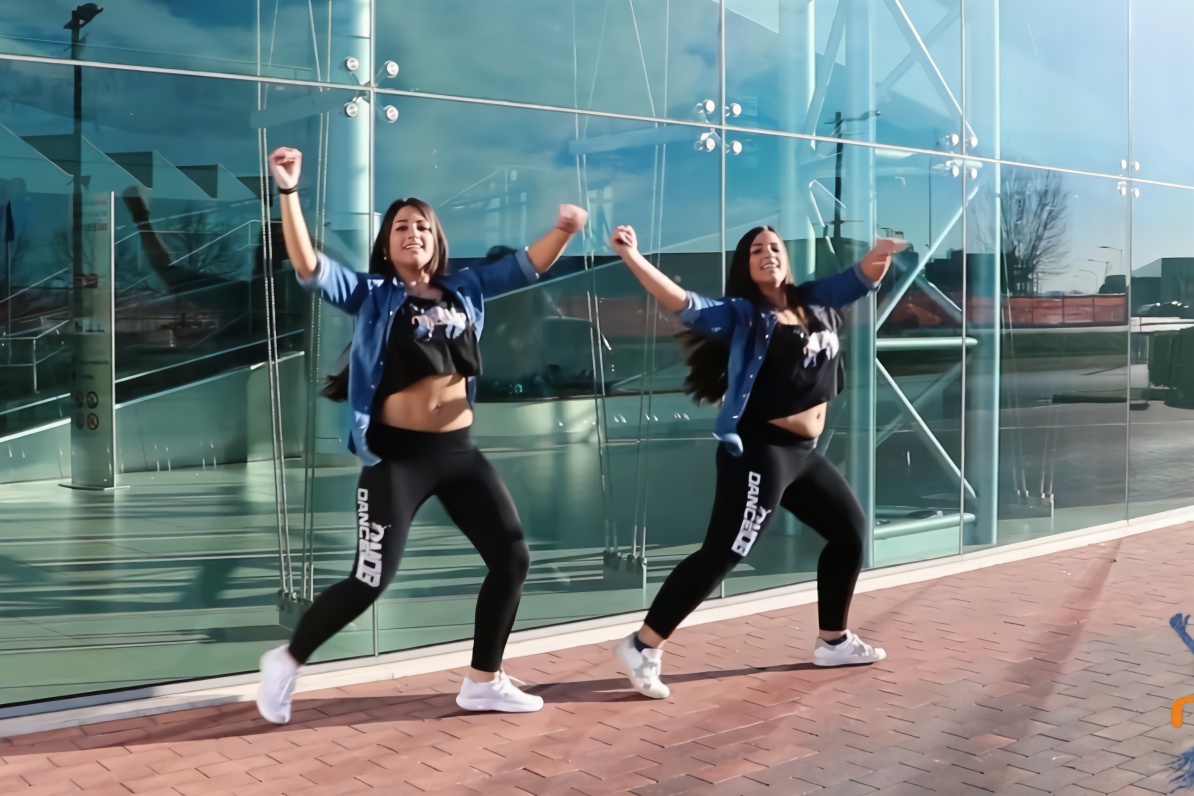 一曲健身舞嗨翻全场,俩人扭得超开心!发图片女生短发直图片
