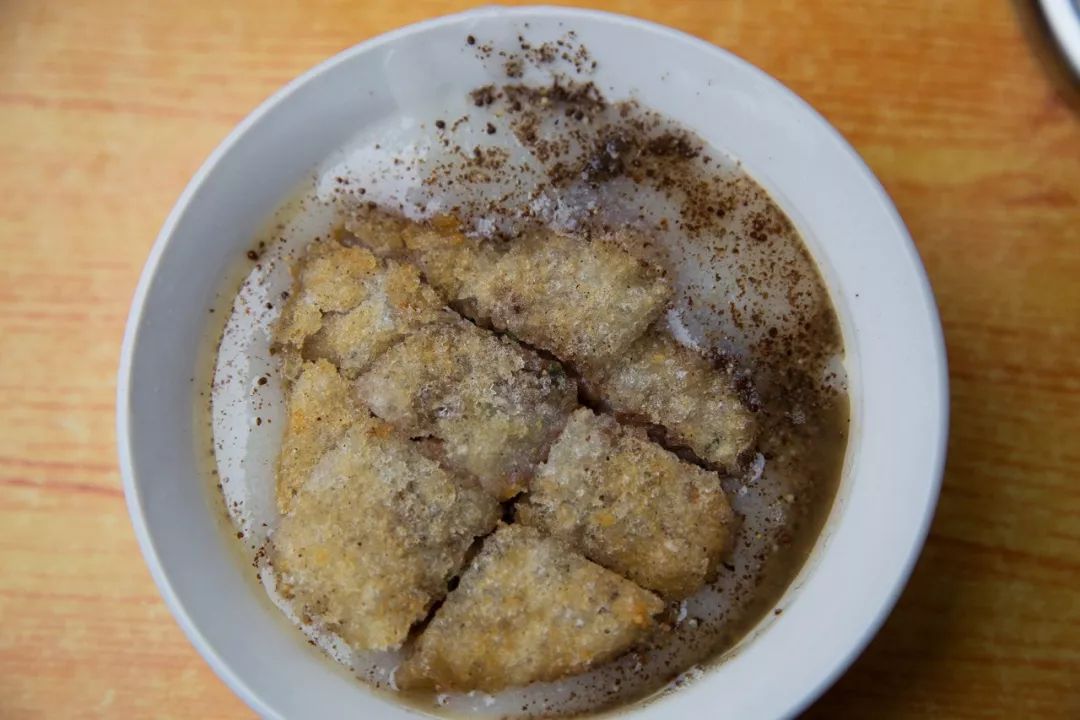 油炸粑稀饭。摄影/夏功文