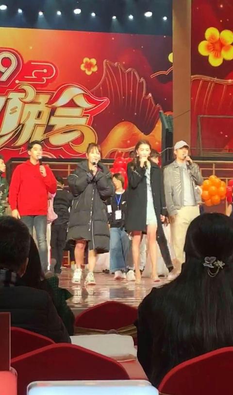杨紫和关晓彤同框又被秒，网友：谁和关晓彤照相都吃亏