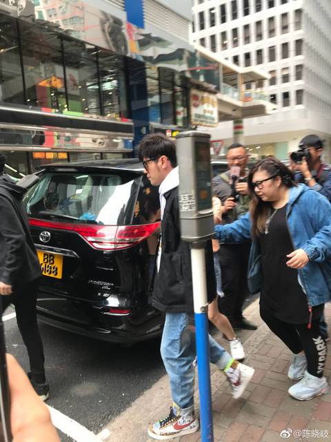 周杰伦瘦身成功溜达被拍，网友：这不是陈赫吗？