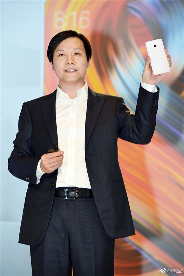 回忆满满 林斌晒出九年前员工集体喝小米粥照片