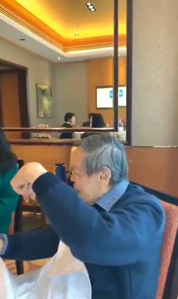 96岁杨振宁与42岁翁帆近照曝光，翁帆看他的眼神亮了