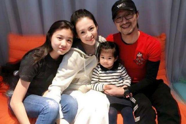 汪峰大女儿晒近照完美避开父母缺点,网友:醒醒能像姐姐就好了