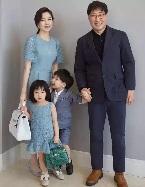 李英爱8岁女儿近照,长开后比咘咘还漂亮,鼻子脸型就赢在起跑线