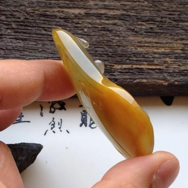你认得出黄翡和黄龙玉吗?这两种玉石,哪种比较好?