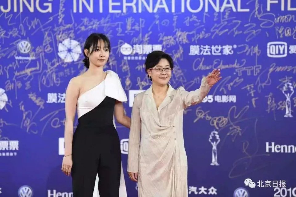 热巴摔跤上头条，接连两档大热综艺，要做唱跳演全能艺人