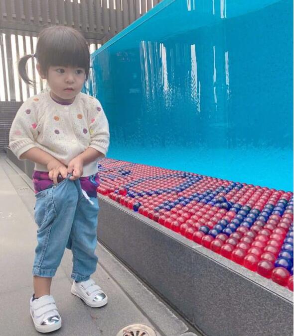 贾静雯小女儿波妞近照惊艳，网友惊叹：比咘咘好看！