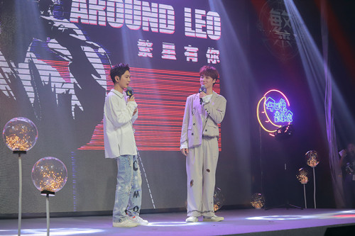 俞更寅惊喜现身何屹繁粉丝见面会 默契合唱《有一种悲伤》