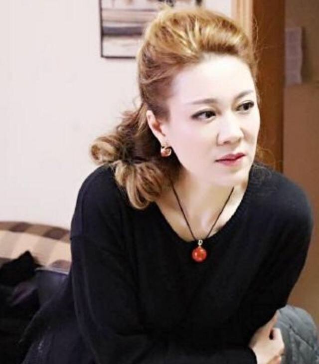央视主持人李梓萌竟戴假发工作13年，摘下假发后网友都惊呆了！