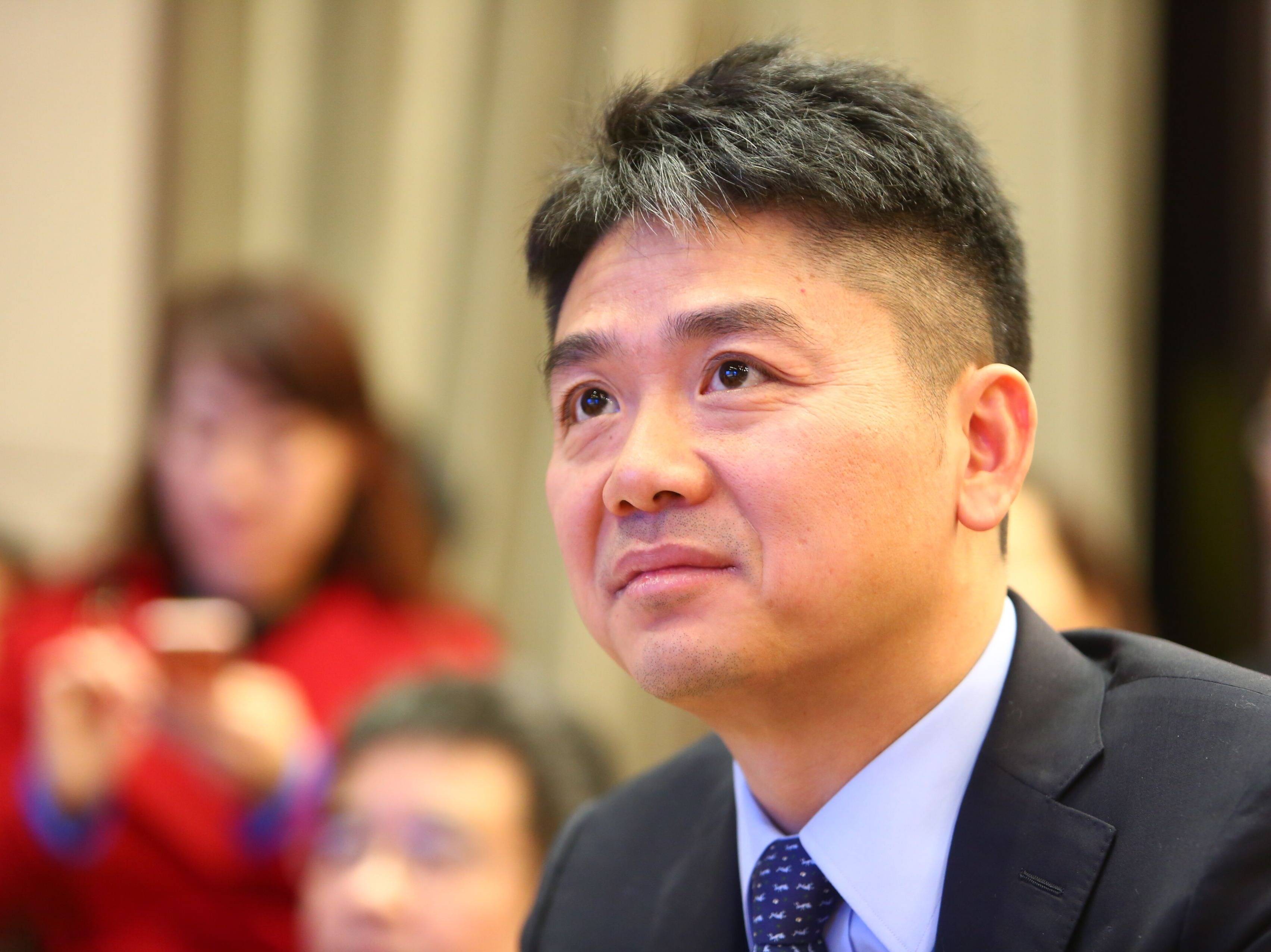 【虎嗅早报】京东入股江苏五星电器；担心苹果产线受影响，库克致电郭台铭