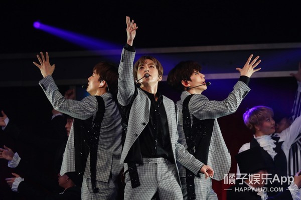 EXO-CBX日本演唱会吸引3万6千观众，现场火热！