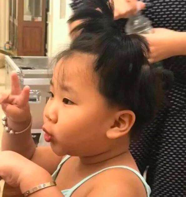 郭德纲罕见晒照给老婆庆生，小儿子5万元的手镯亮了！