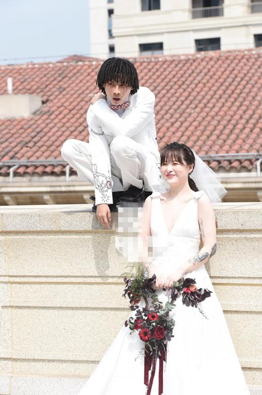 嘻哈歌手bridge婚礼现场曝光！一头脏辫超抢眼，面对妻子秒害羞！