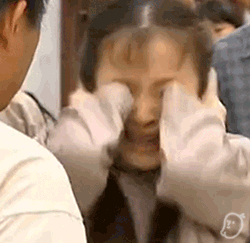 小萝莉被哥哥剃光头,求妈妈把头发种回头上:呜呜呜快把我哥带走