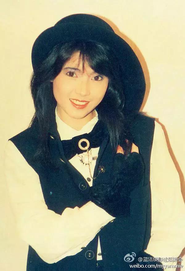 蓝洁瑛生前跟路人合照,眼睛弯弯笑容灿烂,衬得刘嘉玲脸好大好村