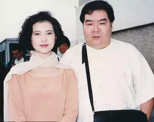 蓝洁瑛生前跟路人合照,眼睛弯弯笑容灿烂,衬得刘嘉玲脸好大好村