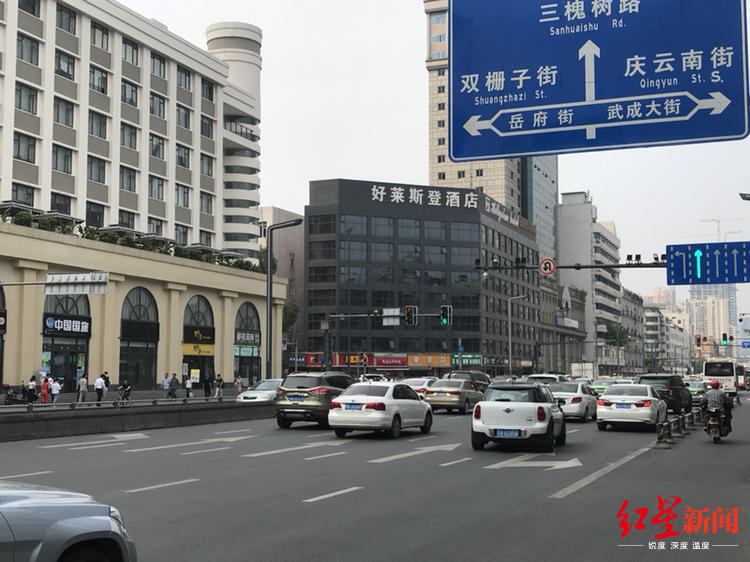 4月24日,成都交警三分局在红星路二段与武成大街路口展开了整治,整治