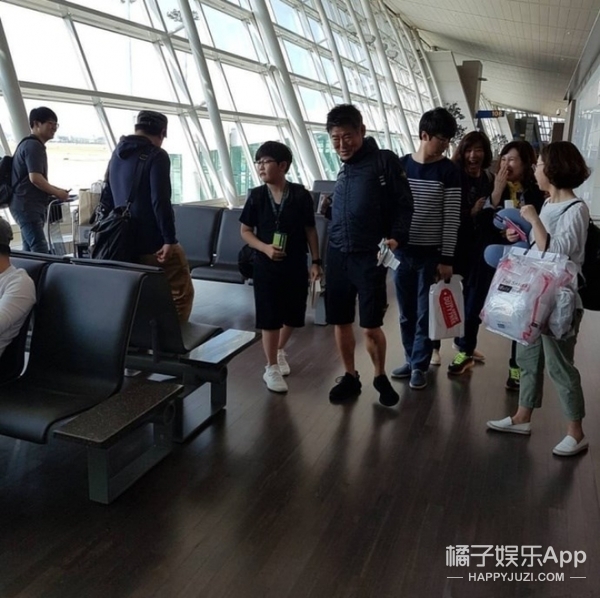 还记得韩版《爸爸去哪儿》的成俊吗？他现在变这样了