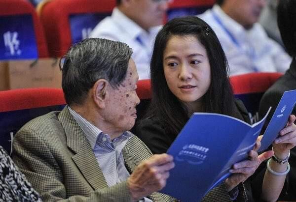 96岁杨振宁被问如何称呼翁帆74岁父亲，回答的这3个字亮了！