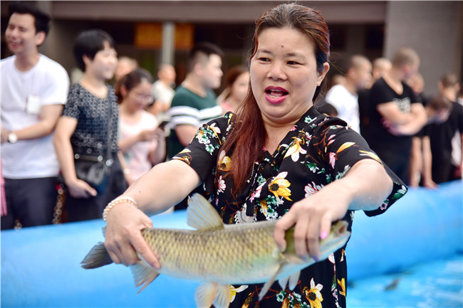 少女抱着鱼拍照猛发朋友圈,广东新兴这个小镇上演"人鱼大战"