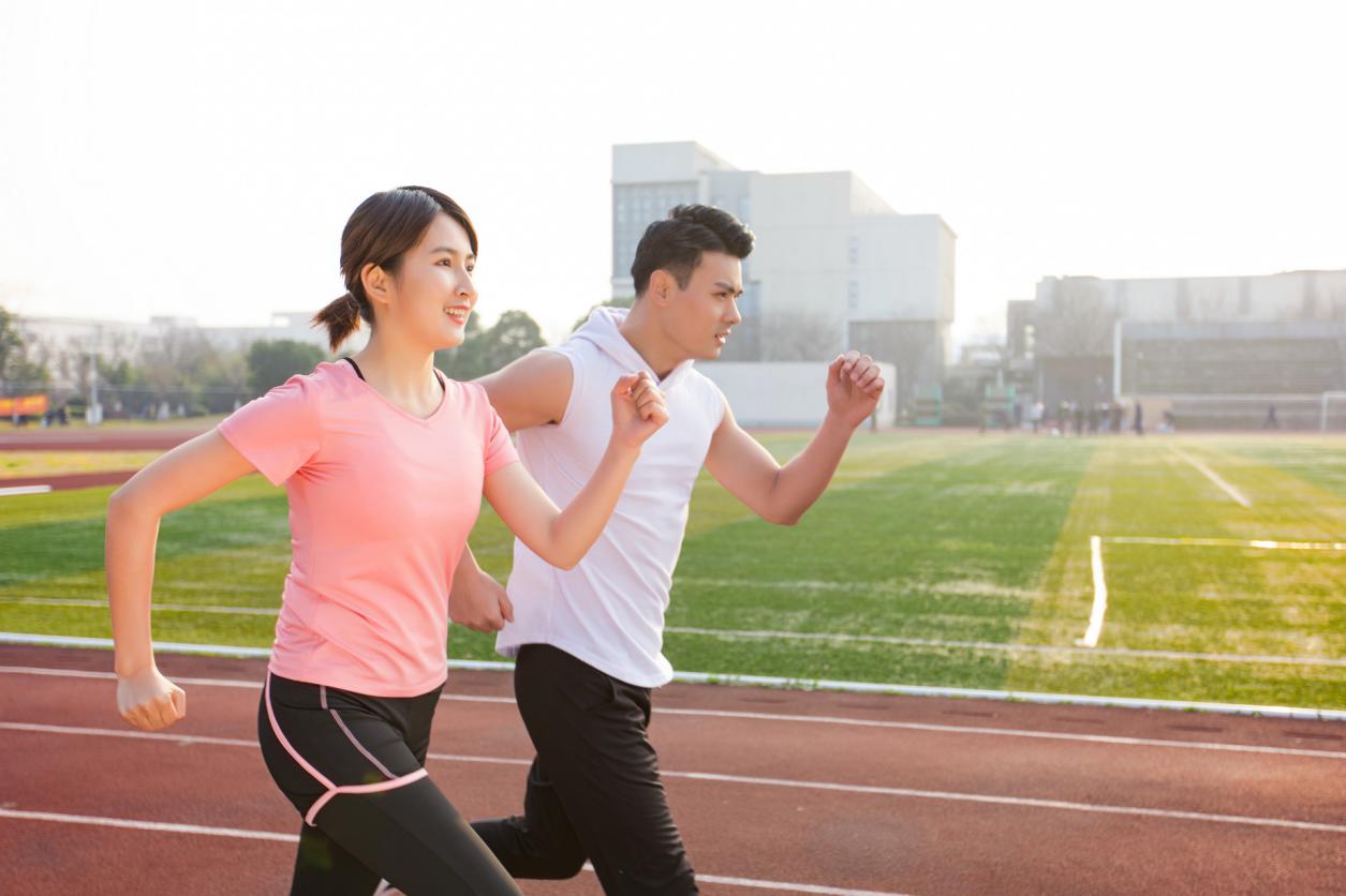 一個先跑步後健身，另一個先健身後跑步，最後兩者肌肉差距有多大-健身動起來