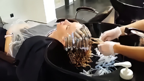 29岁女性，烫款“泡面头”发型，时尚洋气美翻了