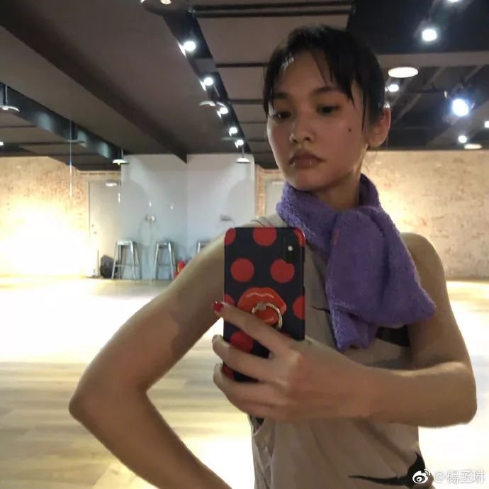 杨幂生病摆拍算啥，杨丞琳发烧高强度健身暴汗，半条命都快没了！