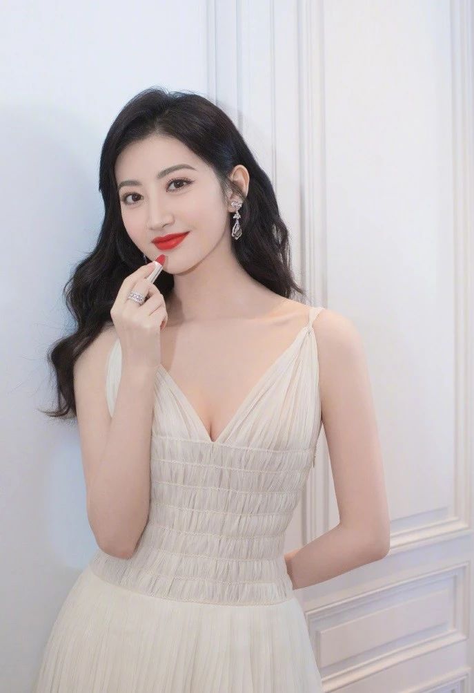 景甜身穿深v白色纱裙如天使降临戛纳,一颦一笑尽显东方美!