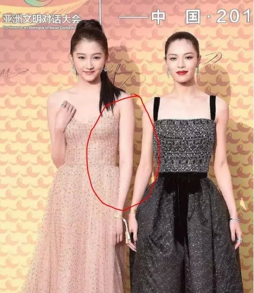 钟楚曦发与关晓彤活动同框照，却被网友质疑是“太心机”