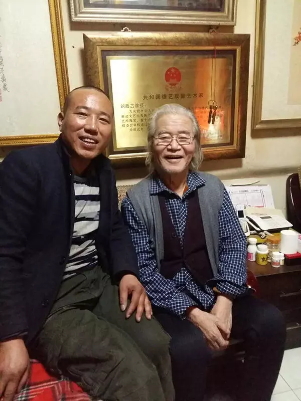 马小龙(左 刘西古恩师(右)马小龙,男,原名马保辉,1975年出生于河北
