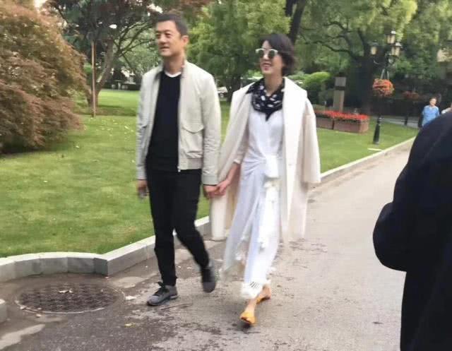 不是500亿富二代？曝李亚鹏新女友驻唱日入800，还组乐队参音乐节