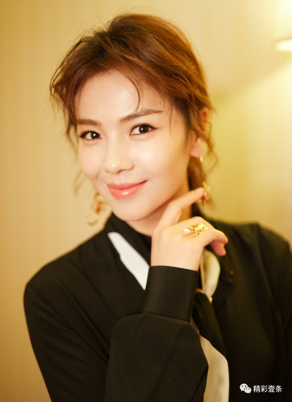 从T台走下来的迪奥蓝原来这么美，怪不得baby赵丽颖王子文都爱它！（内附独家采访视频）-搜狐!!!, image size:1000x1377