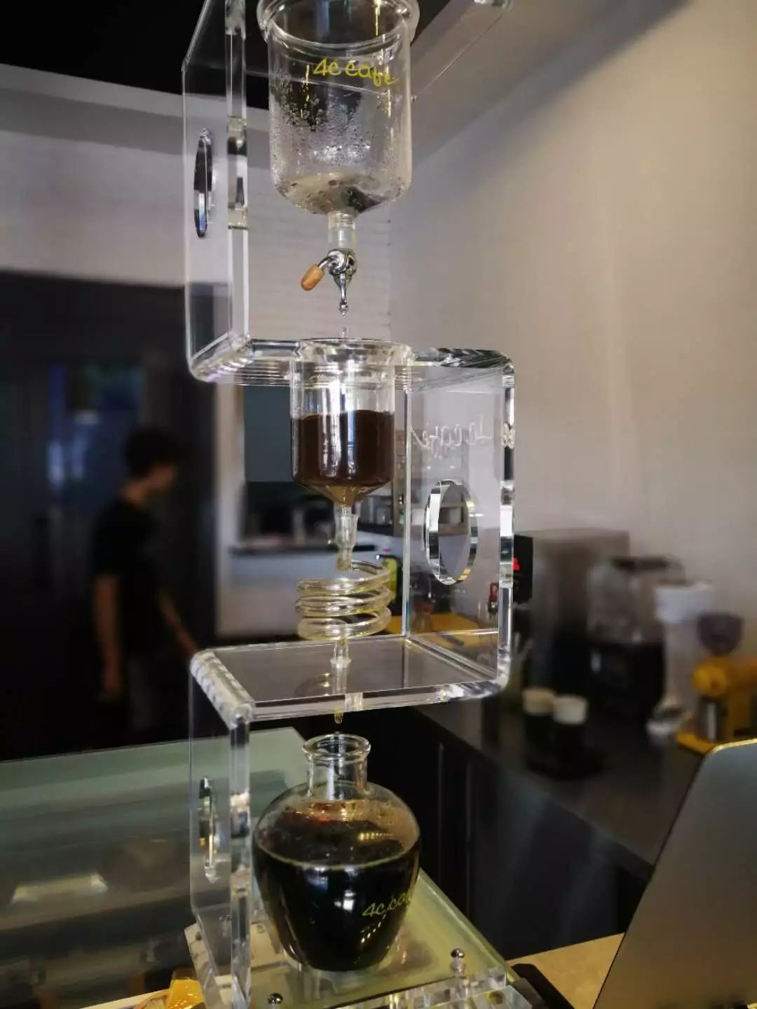初夏想找个地方喝咖啡，如果能看到海的话，就选这家了！